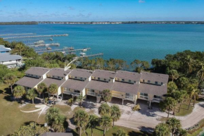 Bay Breezes at Hideaway Bay! Waterfront, free kayaks, golf cart condo